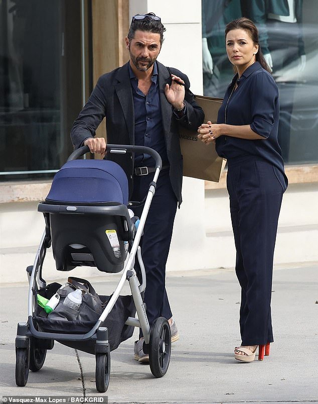 Uppababy En Twitter Spotted Eva Longoria And Husband Jose Baston Strolling Their Son Santiago In The Ubvista T Co Ikafyauhoe Twitter