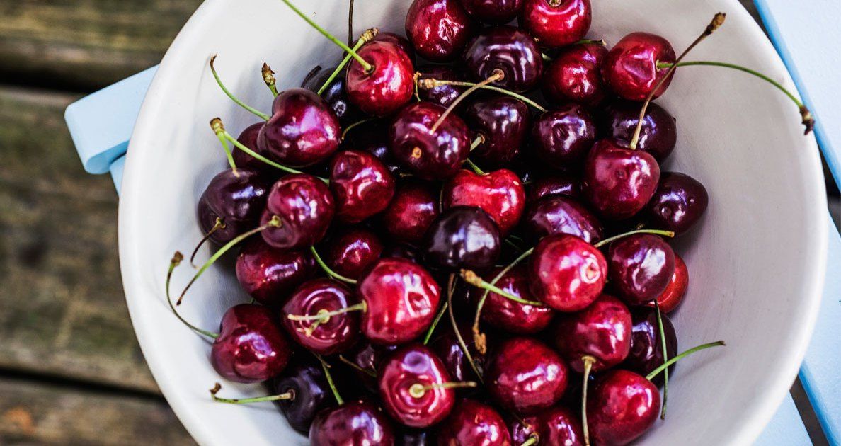 Tart Cherry Concentrate has been medically proven to boost #BrainFunction, decrease inflammation from #arthritis, ease #MusclePain, beat #insomnia, and so much more. Time to pour yourself a glass of #TartCherryConcentrate! @MensHealth buff.ly/2QXy5jS #StoneridgeOrchards