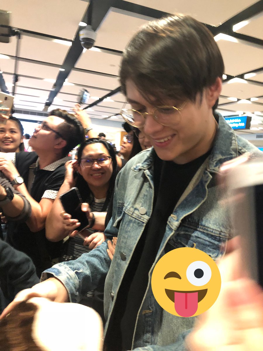 Ann_Kai24's tweet photo. Wala akong picture ni Hopie, kay Quen lang pero stolen shot pa habang inaabot ang monkey.  Welcome dito sa Dubai.  We love you @lizasoberano @itsenriquegil 
Blue roses and monkey stuffed toy for them. https://t.co/Y6n1JKYixk