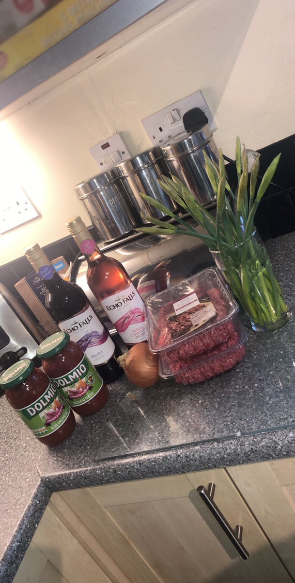 annalee_p's tweet image. When your feeling shitty and so is your sister. Girly night in, wine and spag Bol ❤️#topsis