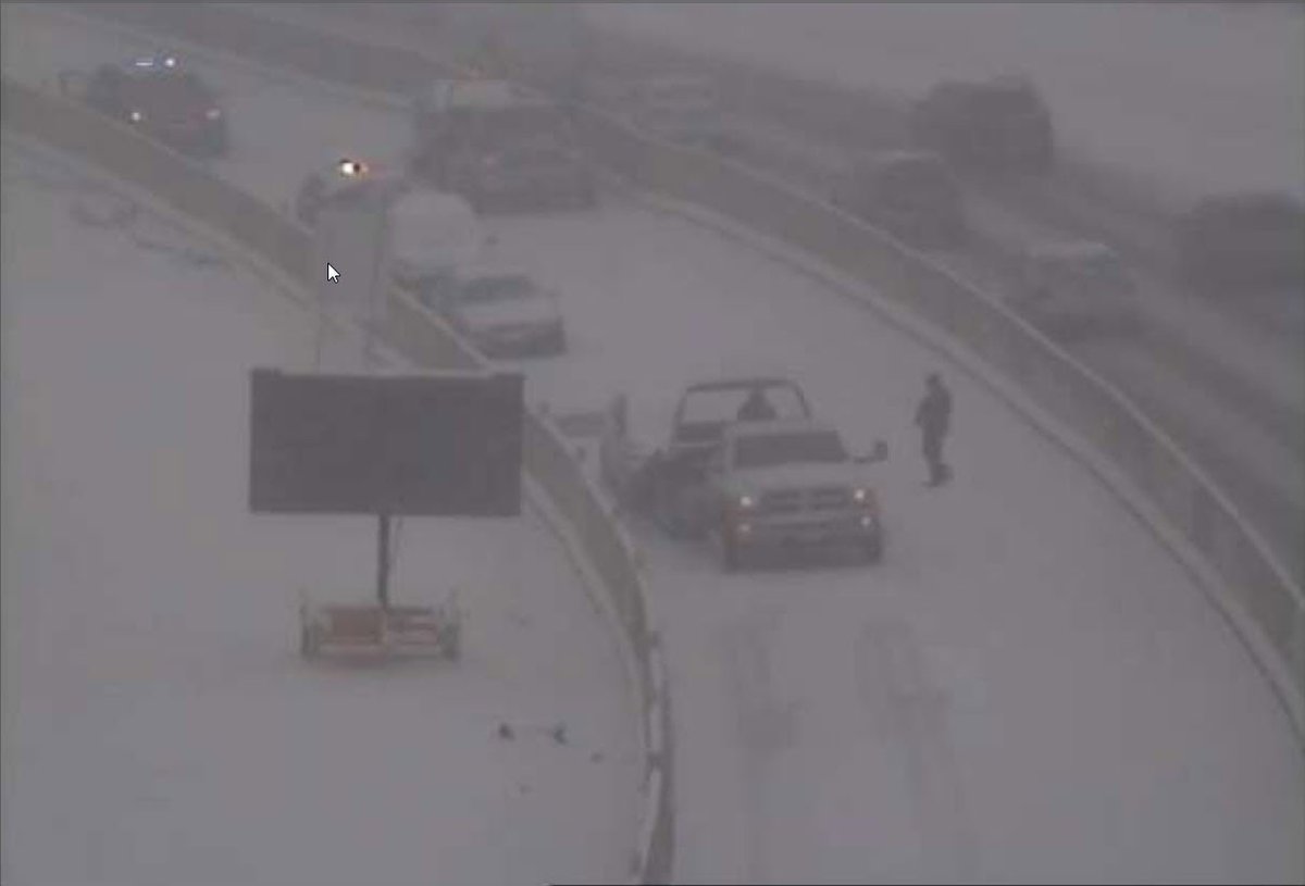 511PAPhilly's tweet image. Tow trucks removing disabled vehicles from U.S. 422 East just after Trooper Road before police can reopen the highway.