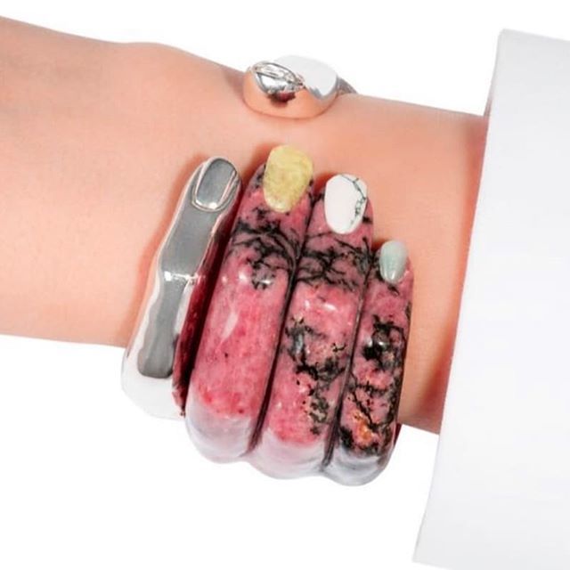 Strange beauty...want.🤯😍Reminds me of a favorite song by The Pretty Things,
"Bracelets of Fingers."
#jewelry #jewelrydesigner #jewelrydesign #bracelet #bracelet #delfinadelettrez #fashion
#Repost @delfinadelettrez
• • • • •
Rhodonite STONE HAND … https://ift.tt/2XeWnsM