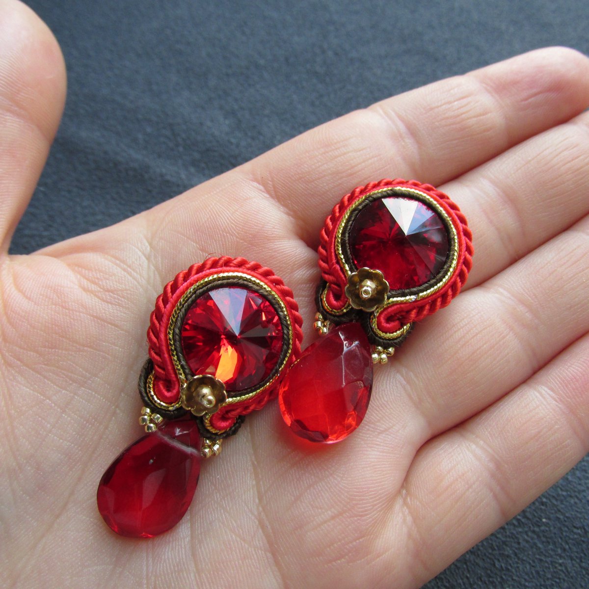 JOKUart's tweet photo. Work in progress...
From cords to ready earrings.
When the customer chooses a type of earring (studs or clips), I will add a clasp and backfinishmade of stitched felt sheet.
https://t.co/Y3qDVxz7Sc

#workshop #progress #jewelry #handmade https://t.co/BJ3T2UWfjx