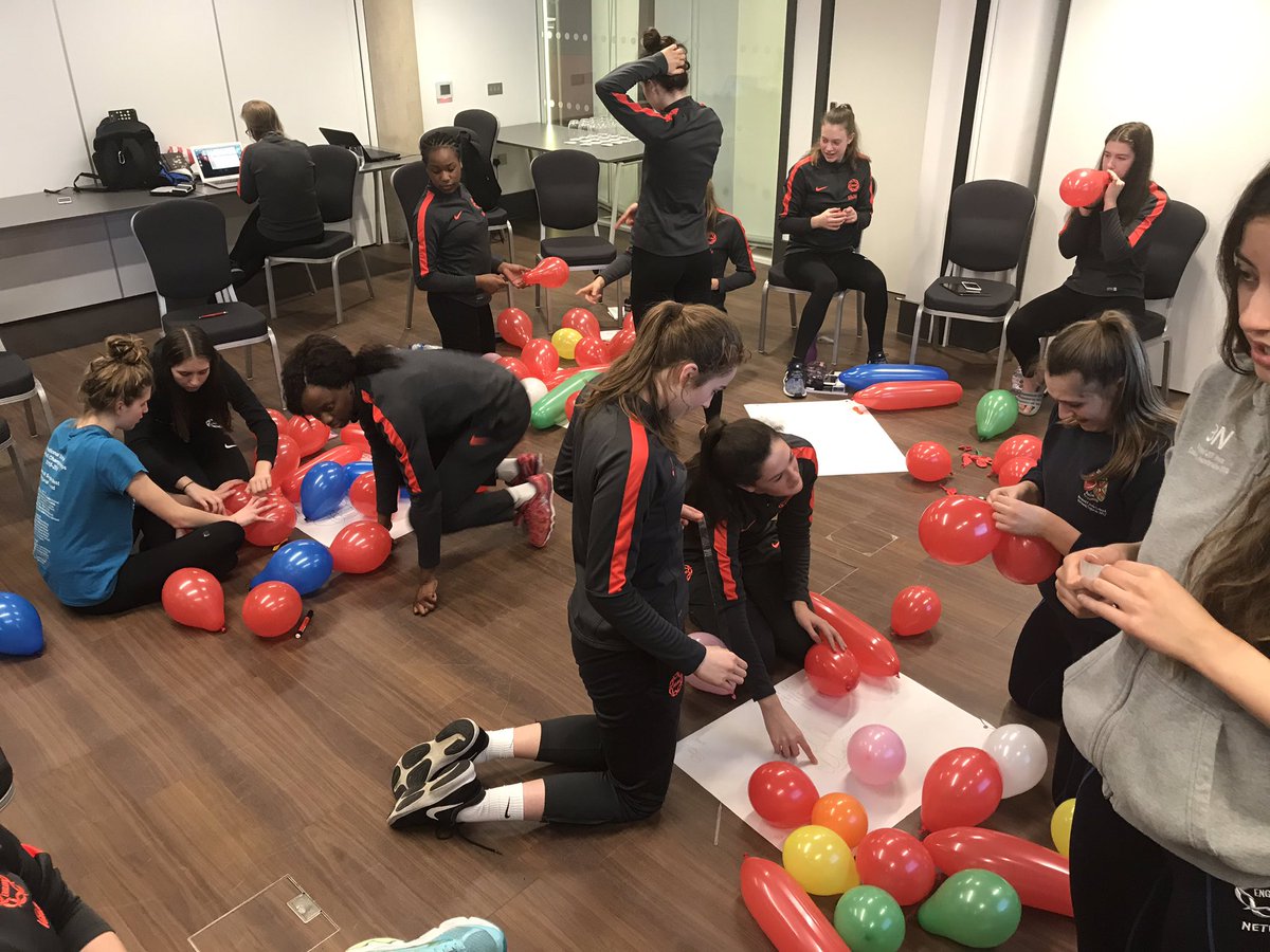 LauraMc_TM's tweet image. @EnglandNetball @NetballU17 🌹 are team building tonight but can you guess what they’re making?! 🥳🎪🎈
#ItsUsItsNow #RosesRising #TeamBuilding 
#99RedBalloons #CreativeAthletes