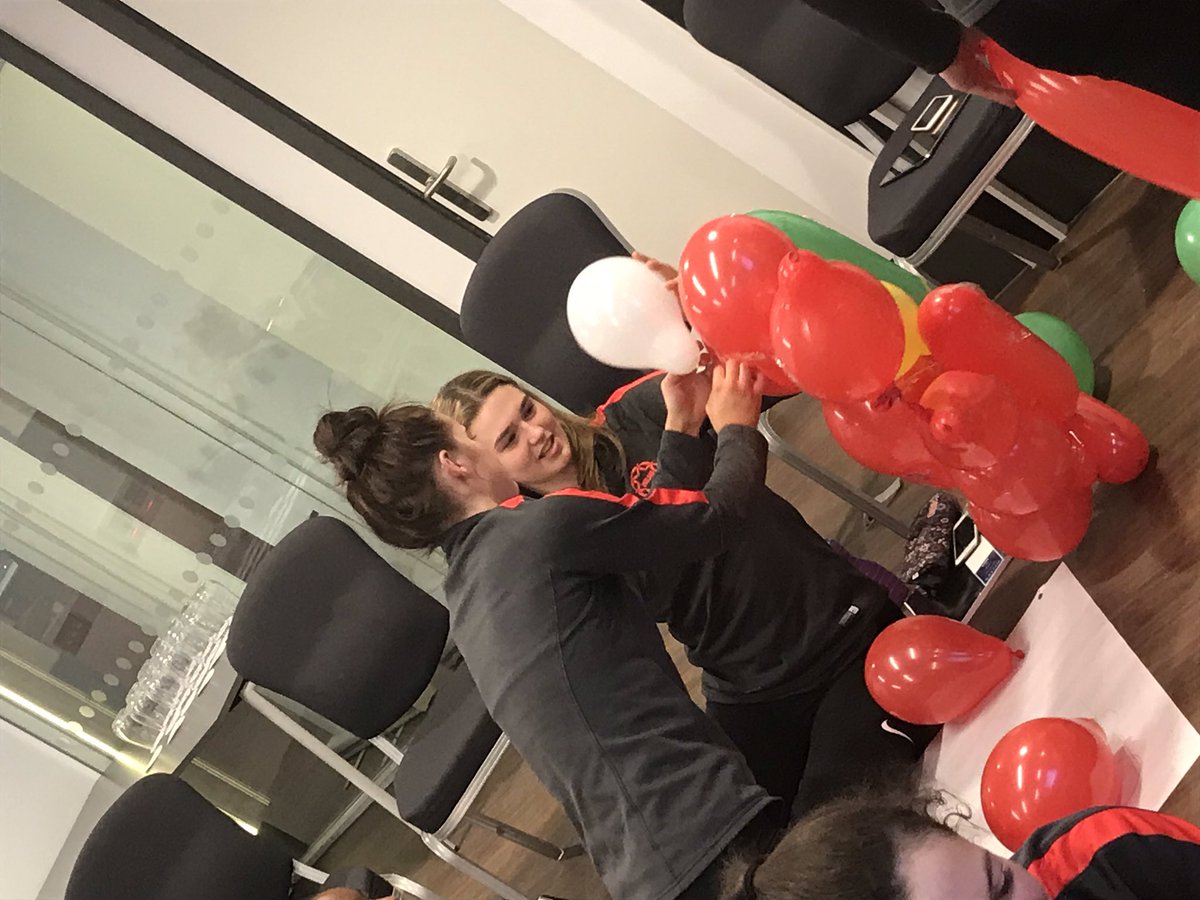 LauraMc_TM's tweet image. @EnglandNetball @NetballU17 🌹 are team building tonight but can you guess what they’re making?! 🥳🎪🎈
#ItsUsItsNow #RosesRising #TeamBuilding 
#99RedBalloons #CreativeAthletes