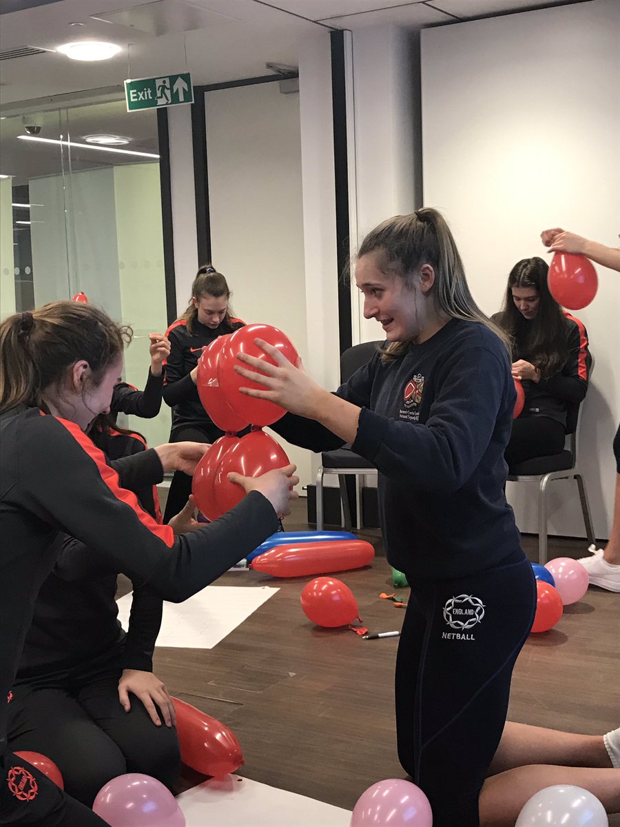 LauraMc_TM's tweet image. @EnglandNetball @NetballU17 🌹 are team building tonight but can you guess what they’re making?! 🥳🎪🎈
#ItsUsItsNow #RosesRising #TeamBuilding 
#99RedBalloons #CreativeAthletes