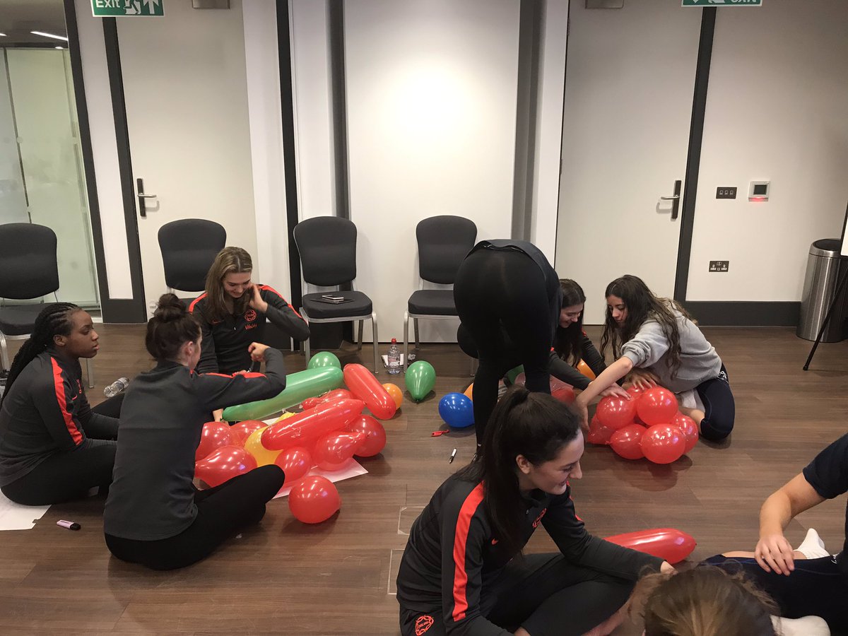 LauraMc_TM's tweet image. @EnglandNetball @NetballU17 🌹 are team building tonight but can you guess what they’re making?! 🥳🎪🎈
#ItsUsItsNow #RosesRising #TeamBuilding 
#99RedBalloons #CreativeAthletes