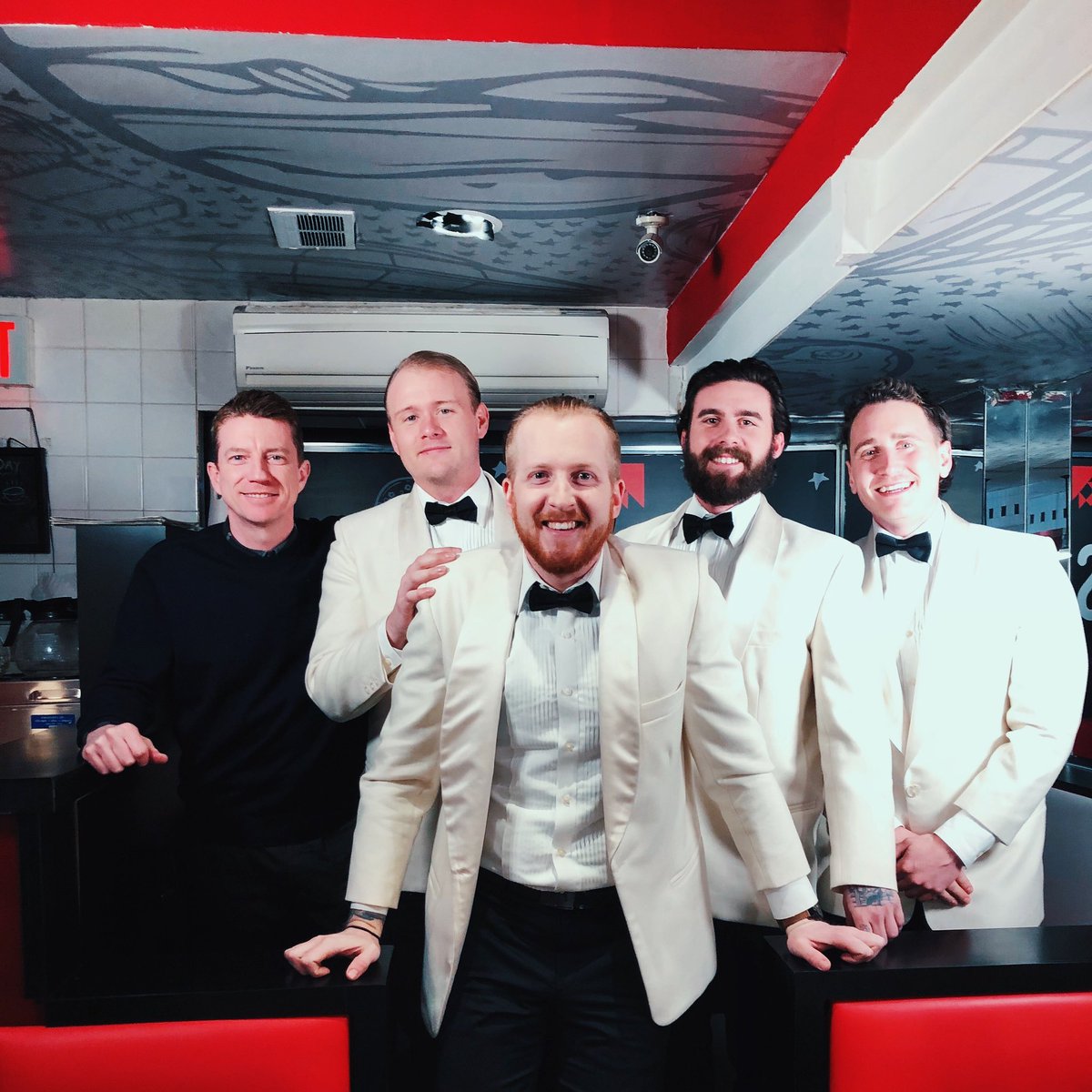 oleTVofficial's tweet photo. Order up some suits &amp; shakes at #MarsUptownDiner! These guys sure know how to ‘Keep It Simple’😉 Make sure to check out the awesome new track by @jamesbarkerband ✔️ https://t.co/AQOrG9W2ku https://t.co/z2zQwT9aPX