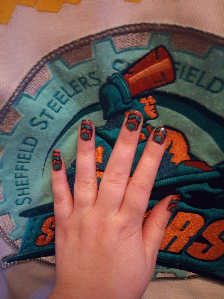 lil_pug's tweet photo. @steelershockey  so excited for the game tonight! I even did my nails in Steelers colours! Go Steelers! https://t.co/GdGudsDu1y