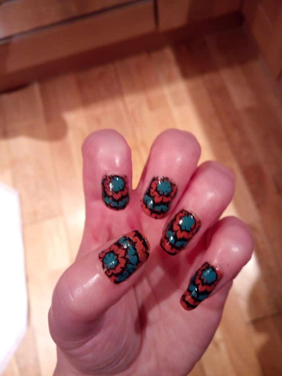 lil_pug's tweet photo. @steelershockey  so excited for the game tonight! I even did my nails in Steelers colours! Go Steelers! https://t.co/GdGudsDu1y