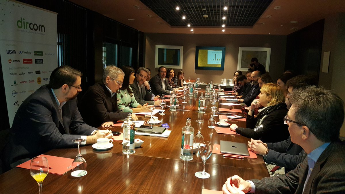 jromerocollazos's tweet photo. Un placer compartir este nutritivo #DesayunoDircom con los colegas. Todos desbrozamos el mismo camino: ¿hacia donde nos lleva la #TransformaciónDigital?
Hoy, con @CARTV_ y @TeresaAzcona.
@DircomARA https://t.co/Yj7V3Gw1OT