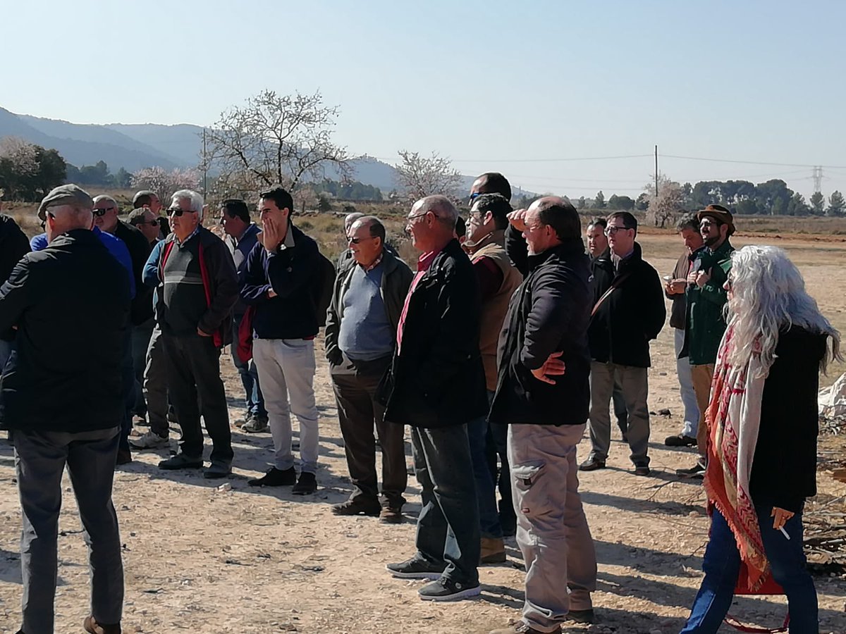 UnioLlauradora's tweet photo. Visita hui d'una representació de @UnioLlauradors de la #ValldAlbaida a #FontanarsdelsAlforins per a conèixer el projecte d'investigació i experimentació de compostatge #Agrocompost @AgrocompostGVA que desenvolupen @GVAagroambient i la @UniversidadMH https://t.co/10M4WfTqLl