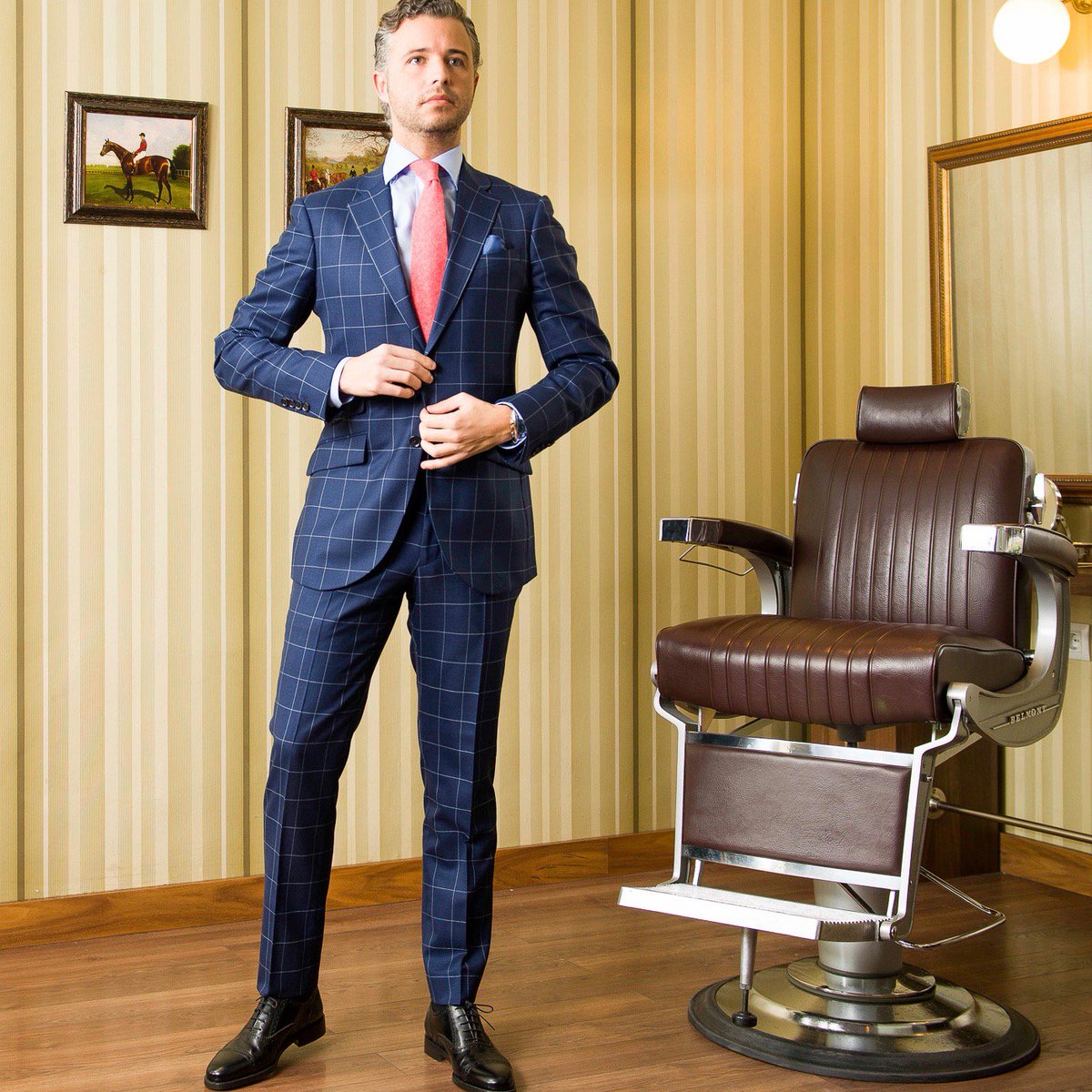 Traje azul tinta con estampado cuadro ventana en blanco.  
1.Chaqueta con solapa de muesca y bolsillos inferiores inclinados con cerillero.  
2.Pantalón sin pinzas y con bolsillo delantero de doble vivo.  
3.Camisa de color azul celeste con el cuello italiano y puño de botón.