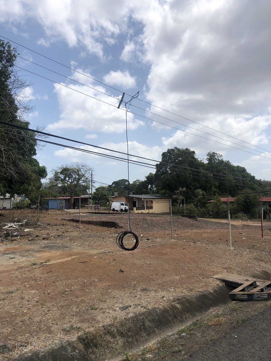 23Hiddy's tweet photo. @NaturgyPa cable de electricidad a la altura de niños, calle del agua, desde el 14 de febrero, tres reportes y aún la empresa de electricidad no se presenta.
Esperan un accidente para atender el llamado. https://t.co/CQPX5q9L1q