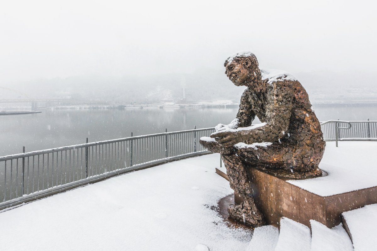 A heavy snowfall tends to simplify scenes, like this one by the Mr. Rogers Statue on the North Shore of #Pittsburgh. Surrounded by the falling snow, the statue stands out against the nearly completely obscured Mt. Washington, with just the bottom of the incline track visible