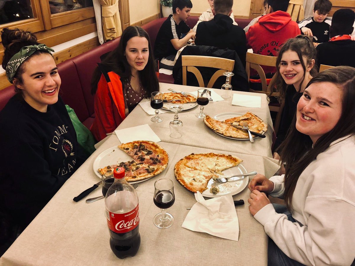 winstonski2019's tweet photo. Dinner table No2 #pizzanight #PonteDiLegno https://t.co/O2YdYQC1V1