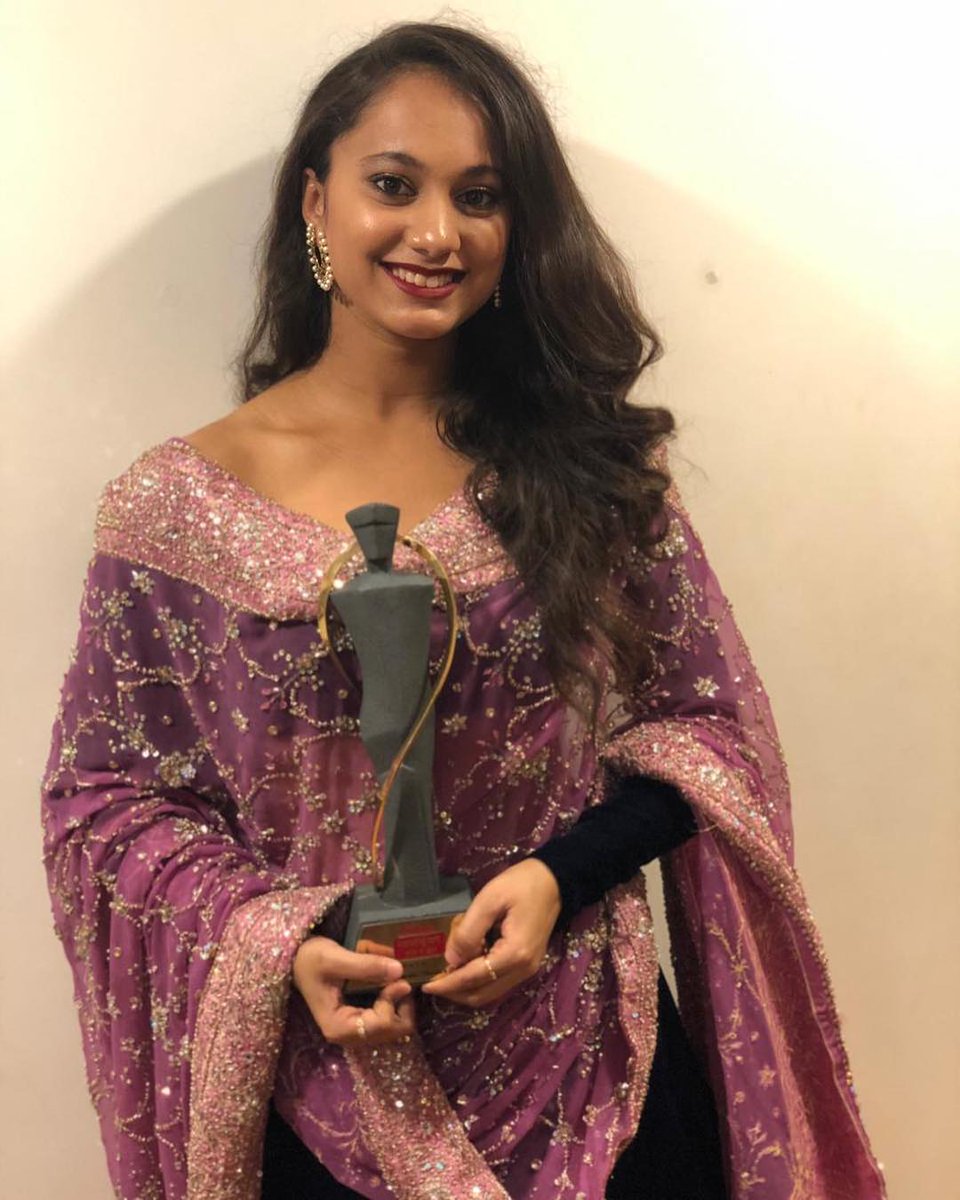 Cinegossips1's tweet photo. लोकमत महाराष्ट्रीयन #oftheyear2019 मध्ये अभिनेत्री ‘गौरी इंगवले’ हिला  ओवी या तिच्या पहिल्या नाटकासाठी हा पुरस्कार देण्यात आला...!!  तिचे मनापासुन अभिनंदन ! 👏😊

#gauriingawale #actor #lokmat #ovee #play #award #lokmatmaharashtrianoftheyear2019 #entertainment #cinegossips https://t.co/lcgb1Gh7JT