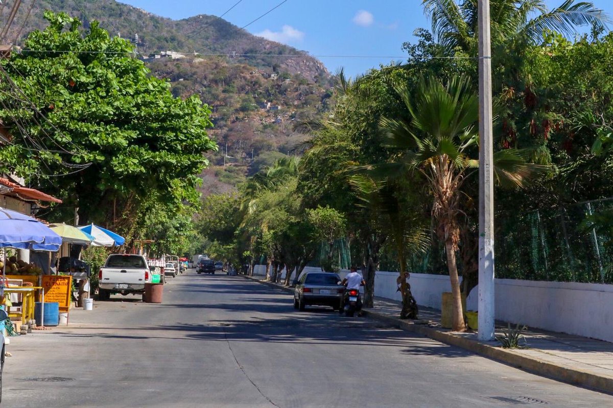 HectorAstudillo's tweet photo. Felicito a mis amigos de Puerto Marqués, autoridades y prestadores de servicios turísticos por los trabajos de limpieza y mejoramiento de imagen que están realizando de manera unida y coordinada. #YaVieneElTianguis https://t.co/JHJ3KJlbvw