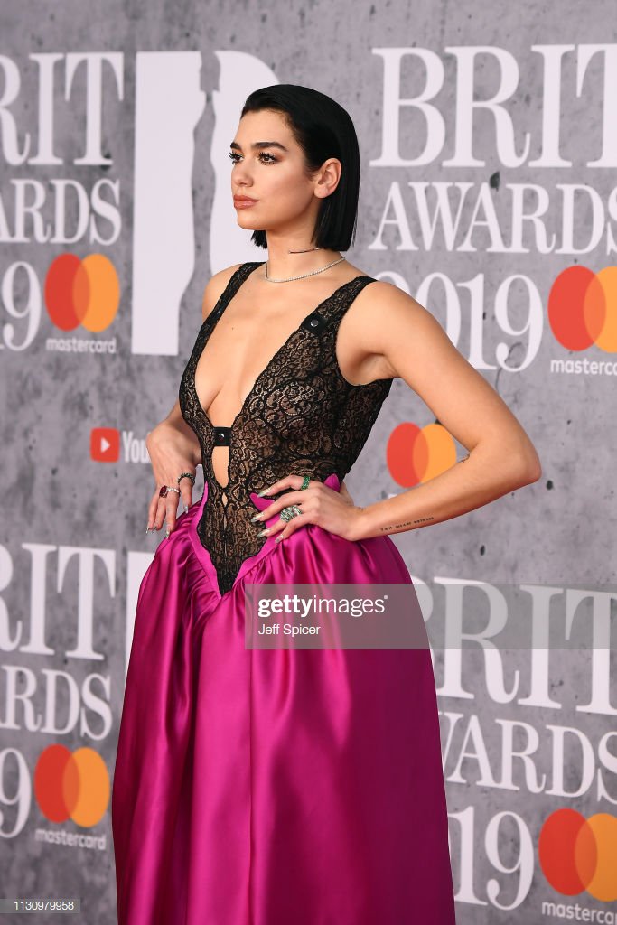DLIPAFrance's tweet photo. [PHOTOS] 20.02.19 ➡ Dua Lipa sur le tapis rouges des BRIT Awards. #BRITs #BRITS2019 

👉 https://t.co/LF0tK6LlF9 👈 https://t.co/gjJhdAhY0y