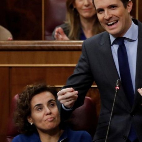 Alguien que te mire como Dolors Montserrat mira a Pablo Casado mientras imita a Chiquito.