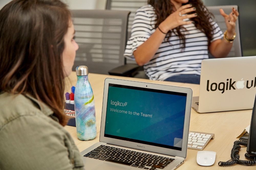 powertofly's tweet photo. In case you didn't know, here are just some of the amazing #employeebenefits at #PTFPartner @logikcull:
-Paid #ParentalLeave ๐
-New Baby Program ๐ถ (includes meal delivery AND house cleaning services๐)
- #OpenVacation policy ๐๏ธ
To join their team: https://t.co/wq7wFBdUA3 https://t.co/KQIvbJyKlL
