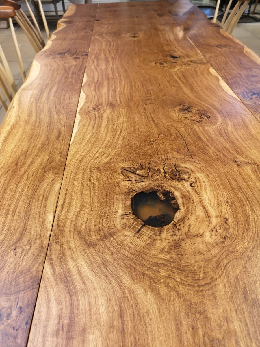 RJWilliamsDesi1's tweet image. This table truly is stunning... are you looking for a unique table to compliment your home? 

buff.ly/2NdLe6T

#oaktable #bespoketable #solidwood