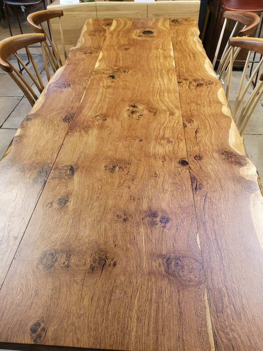 RJWilliamsDesi1's tweet image. This table truly is stunning... are you looking for a unique table to compliment your home? 

buff.ly/2NdLe6T

#oaktable #bespoketable #solidwood