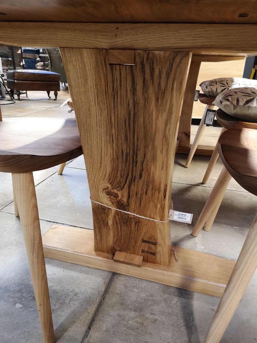 RJWilliamsDesi1's tweet image. This table truly is stunning... are you looking for a unique table to compliment your home? 

buff.ly/2NdLe6T

#oaktable #bespoketable #solidwood