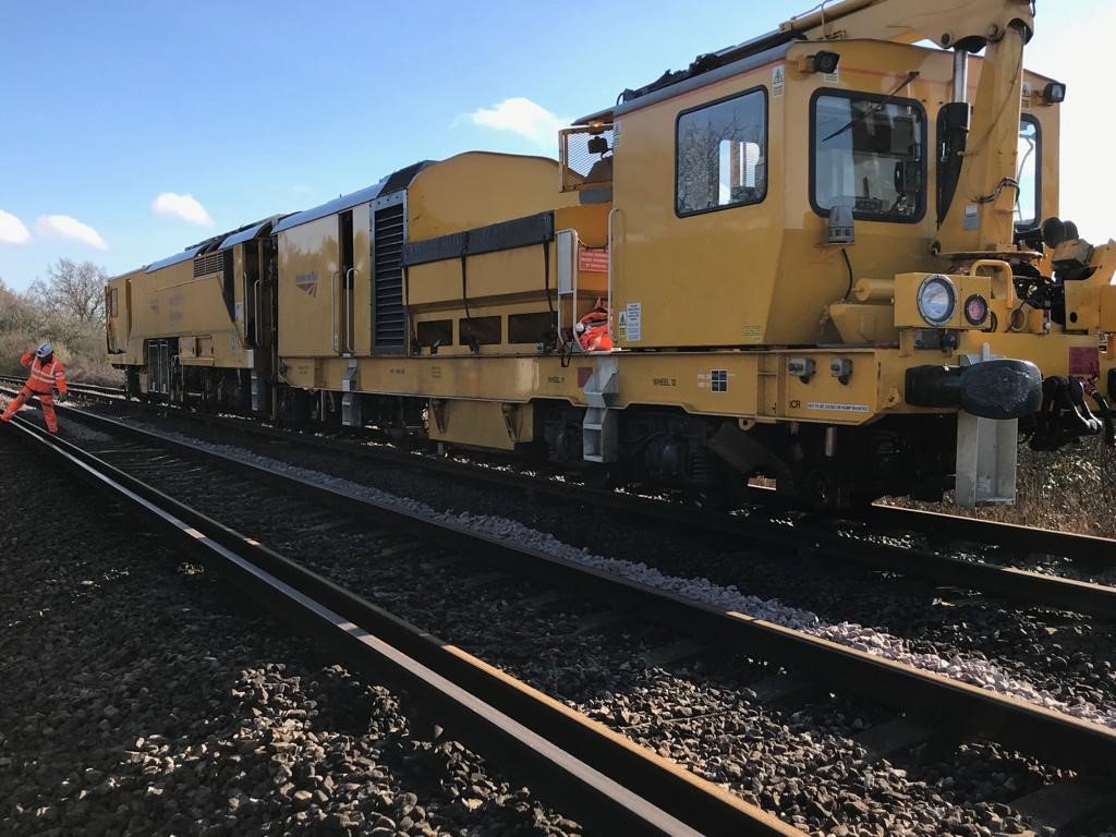 brighton_line's tweet photo. The Multi-Purpose Stone Blower was busy all day long today between #Plumpton and #KeymerJunction on the #BrightonMainLine work. The MPSB lifts the track and blows in stone chippings to restore alignment ensuring a smooth ride for trains. @SouthernRailUK @TLRailUK @GatwickExpress https://t.co/IJTucBabum