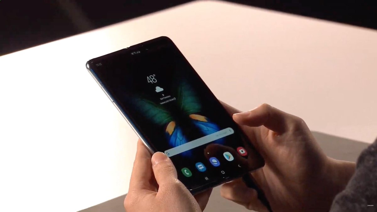 SamsungRussia's tweet photo. Да, мы сделали это ✨
Встречай Galaxy Fold. Теперь дисплей можно просто взять и сложить! https://t.co/FjA5hYR9S8