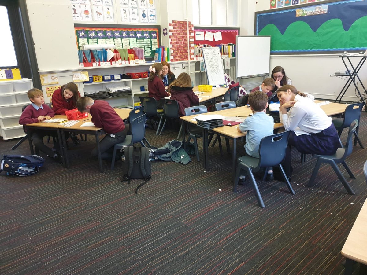 StCharlesGla's tweet image. Some of our pupils being supported at a weekly Homework Club run by @VTOScotland with help from adult volunteers and senior pupils from @johnpaulacademy and @Kelvinside1878 #HelpwithHomework #PartnershipWorking
