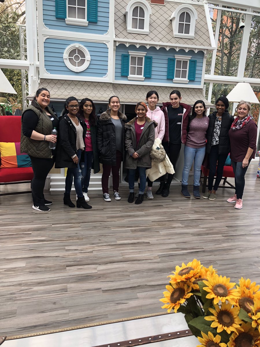 CMDeMarco9225's tweet photo. WLHS creating a fabulous brunch for the families at the Ronald McDonald House. Received rave reviews... made a lot of people smile that day https://t.co/83C2R58X5S