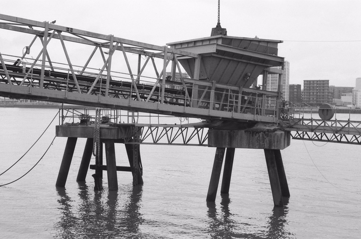 ObaroEge's tweet photo. Shooting along #riverthames with #fomapan200 #blackandwhitefilm and a #nikonf65. Impressive results. https://t.co/YlyYWNrEwn