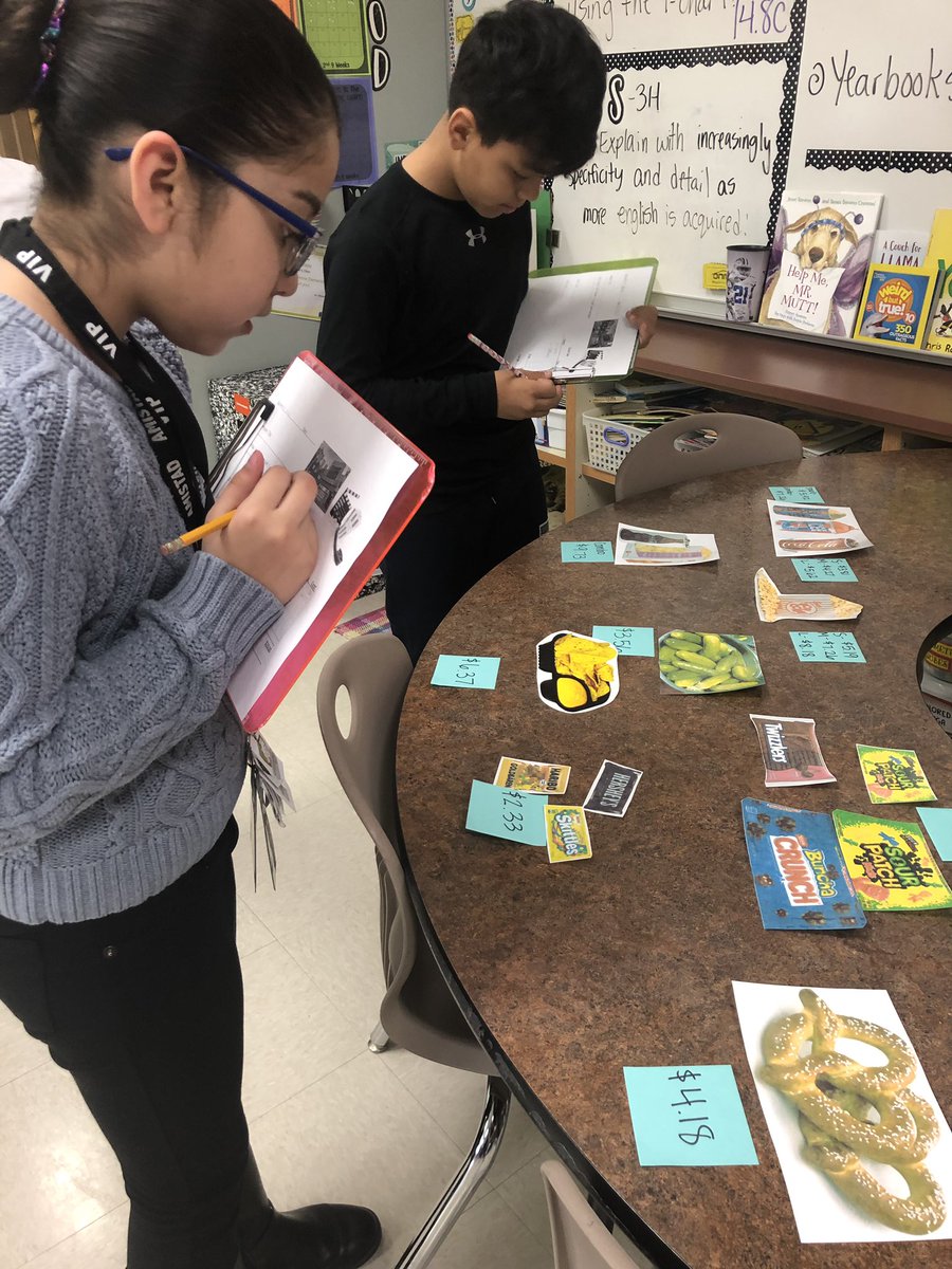 tuckertotsin106's tweet image. The llamas visited the elapsed time drive in today! ❤️🎬🚙#llamasdoingwork #henriehawks @henrielibrary