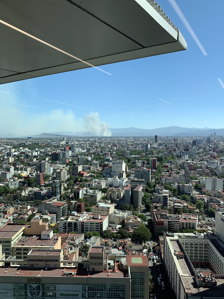 ag9cg's tweet photo. @C5_CDMX @XochimilcoAl El incendio se ve desde Reforma https://t.co/ZYJvf1UQsu