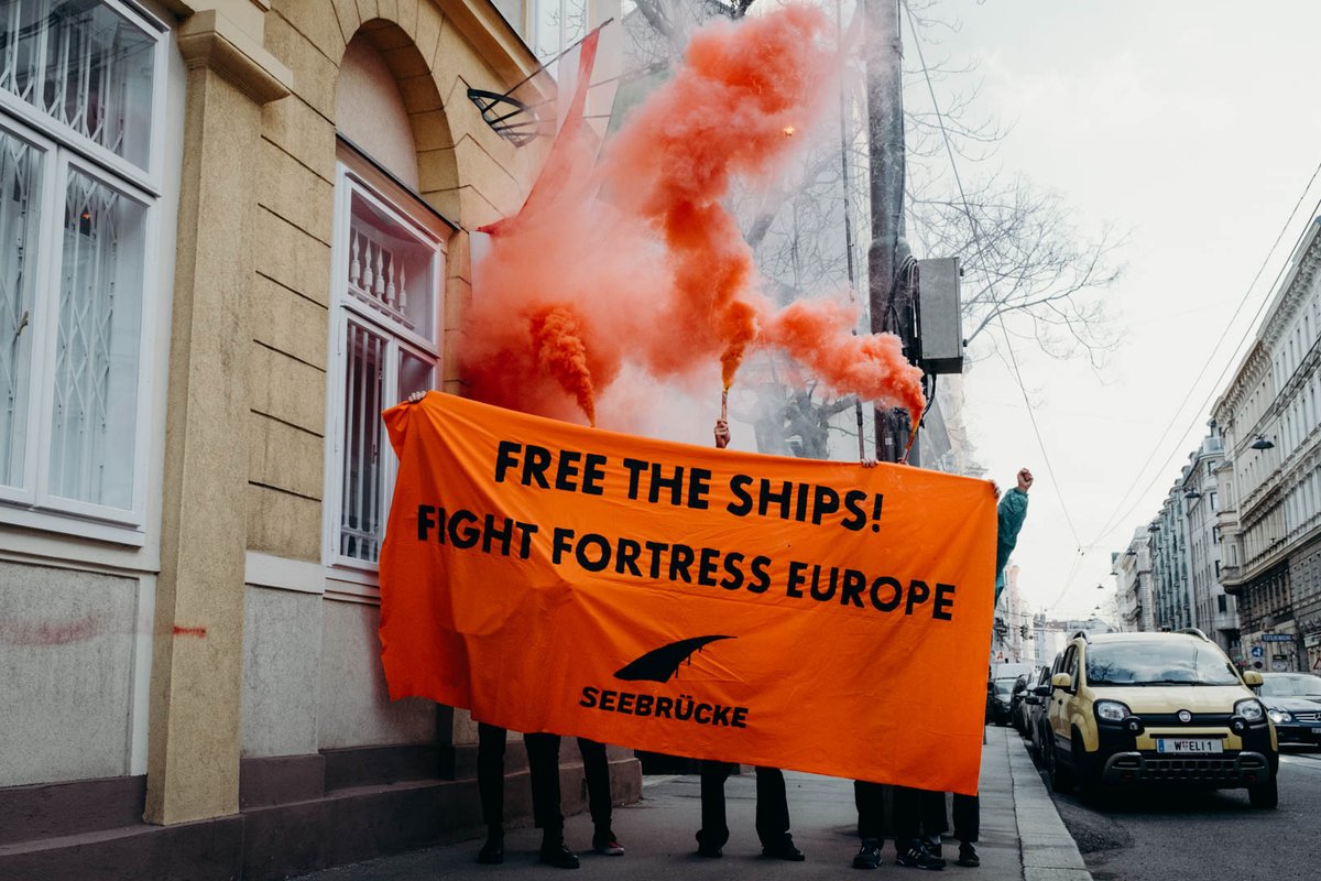 #FreeTheShips Aktionswoche

In Wien machen Aktivist*innen heute vor der italienischen Botschaft auf das skandalöse Festhalten von zivilen Seenotrettungsschiffen in italienischen und spanischen Häfen aufmerksam. #FreeIUVENTA #FreeOpenArms  #FreeAitaMari #FreeSeaWatch #FreeLifeline