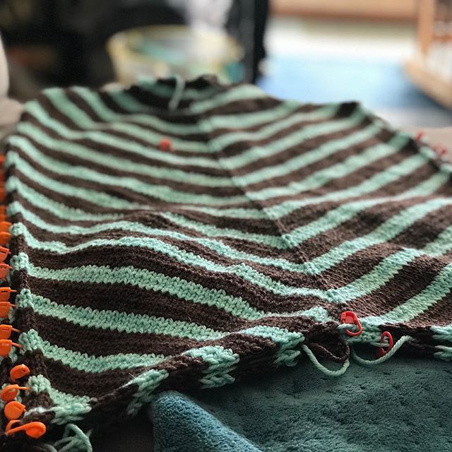 DahlingDaughter's tweet photo. Front and back: ☑️
Sides matched and clipped for seaming: ☑️
Next step: mattress stitch!
.
(Pattern: Aumangea by @arohaknits, yarns: @Malabrigoyarn Rios in “cocoa”, @neighborhoodfiberco Studio Worsted “Woodberry”) #bipocdesignersandcrafters #projectsweat… https://t.co/l1jo2HuBPi https://t.co/VYCvfIs4le