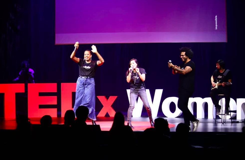 Bref, on a fait le final du <a href="/TEDxCEWomen/">TEDxChampsÉlysées</a> dont le thème était : IMPOSSIBLE ;p
Si vous vous demandez à quoi ça ressemble une The GOOD MOOD CLASS ca vous donnera un petit aperçu video => bit.ly/2BKIyZX