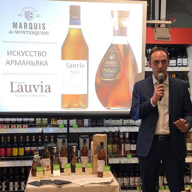 tkachev's tweet image. Дегустацию арманьяков Marquis de Montesquiou и Comte de Lauvia ведет сам мастер погреба Eric Durand. А как душевно он продал мне волшебнейший миллезим 1979 г., в ответ на мой вопрос: «Какой путь Вы прошли, чтобы стать мастером погреба?»)) ift.tt/2tsUfAb