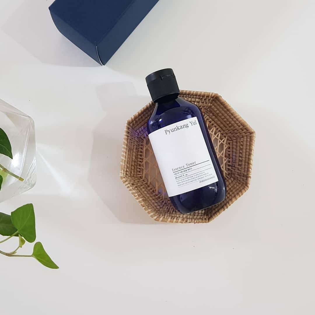 atriaskin's tweet photo. Pyunkang Yul Essence Toner is an ingenious, intensely hydrating formula designed to deliver nutrient-filled moisture to skin. Water is not present here as 91.3% of this toner is milk vecht root extract, full of skin-beneficial betaine and minerals. https://t.co/acPm9c9s2e