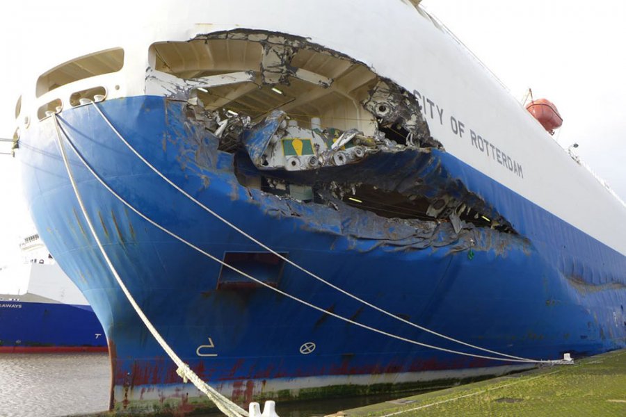 That face - and the circular bridge - turned out to be a problem. On the 3rd of December 2015 the City of Rotterdam came face to face with the more conventional Primula Seaways, and decided to headbutt it. The result was not pretty.