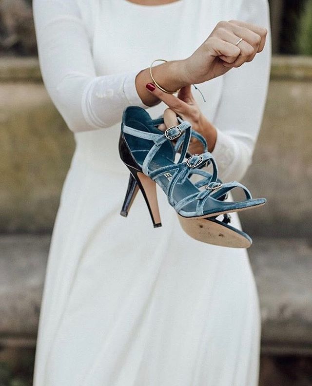 Llevar el algo azul en los zapatos puede ser una buena opción, ¿no os parece?
¿Qué vas a llevar o has llevado azul el día de tu #boda?
📸@kiwo_estudio
👠@chanelofficial
.
.
#mecaso #justmarried #algoazul #zapatosnovia #zapatosdenovia #noviasconpersonalidad #noviasunicas #novia…