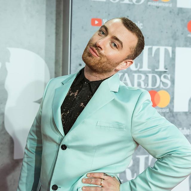 elfarandi's tweet photo. El nominado @samsmith en los premios Brit awards 2019 @brits y así posa para las cámaras 📸
¿Que tal te parece?
#samsmith #dandodequehablar #brits2019 #elfarandi #impresionante #pose #camisasexy #alfombra #ADMEL https://t.co/ZccC5MP9dm https://t.co/3tdDdvfoii