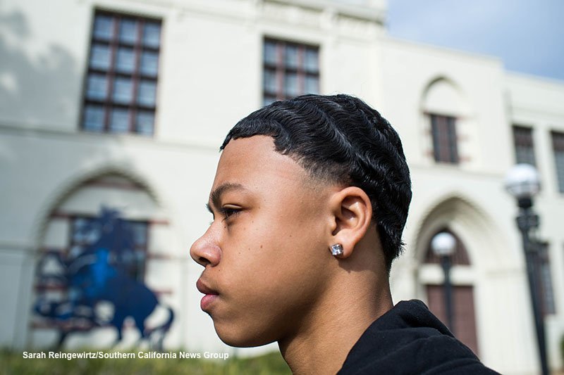 sarahimages's tweet photo. John Muir HS students walkout to protest the school’s ban on #durags. Black Student Union students say the school tells them durags perpetuate gang culture but they say it unfairly continues the criminalization of black men. Durags are used to create #360WAVE hairstyle. #durag https://t.co/xFEBb7wrPU