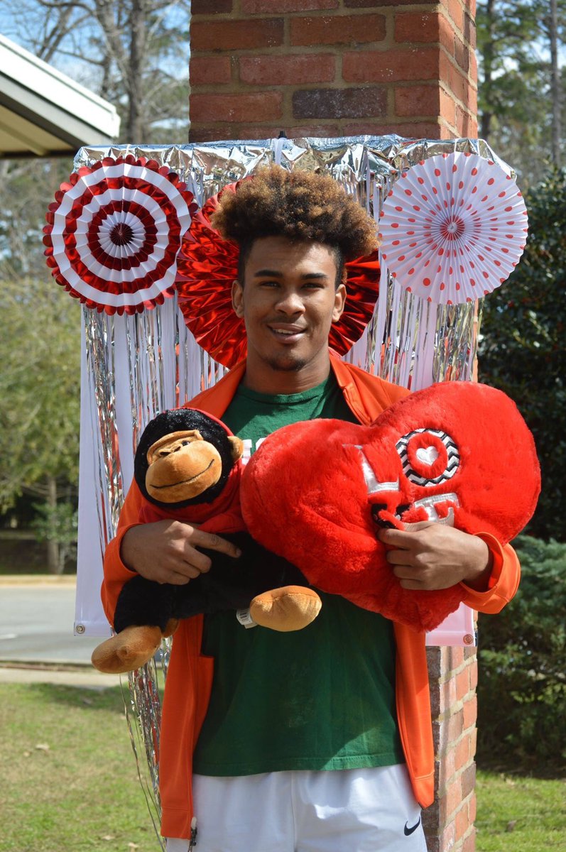 studentlifetu's tweet photo. Itâs always a great Valentineâs Day as a Night Hawk â¤ď¸ TUâs Campus Activities Board has a blast at this yearâs photo booth & hope everyone enjoyed their candy grams đŹđŤ Want to see more photos from the photo booth? Visit this link âĄď¸ https://t.co/4iz1EE9FlY #tustudentlife #TUCAB https://t.co/DnTvHU2bRz