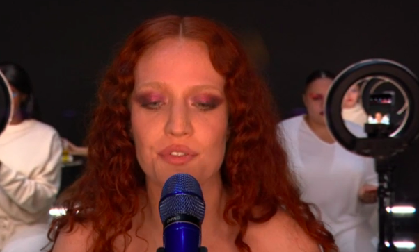 digitalspy's tweet photo. We're in love with Jess Glynne &amp; H.E.R's unique staging and performance of #Thursday 😍 #BRITS2019 #BRITS https://t.co/MoaHZbZout
