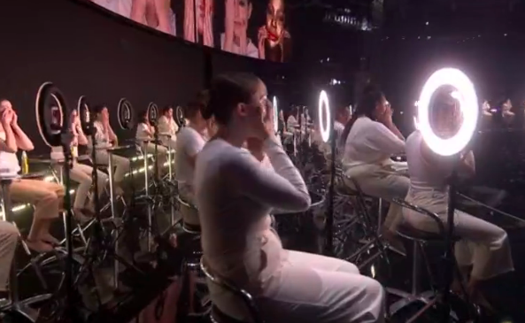 digitalspy's tweet photo. We're in love with Jess Glynne &amp; H.E.R's unique staging and performance of #Thursday 😍 #BRITS2019 #BRITS https://t.co/MoaHZbZout