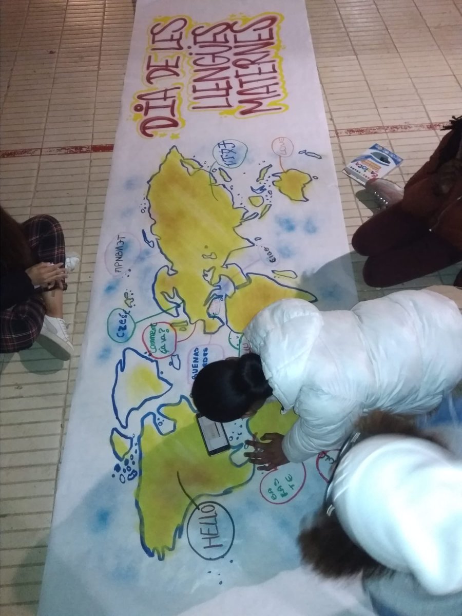 EducacioMataro's tweet photo. Avui al Pati Obert de Rocafonda infants i joves han fet un mural amb paraules d'arreu del món per celebrar el Dia Internacional de la #llenguamaterna 21 de febrer #PEE @EducacioMataro @matarocat #fundacióperetarrés @SEmataro https://t.co/CDnfac5tvq