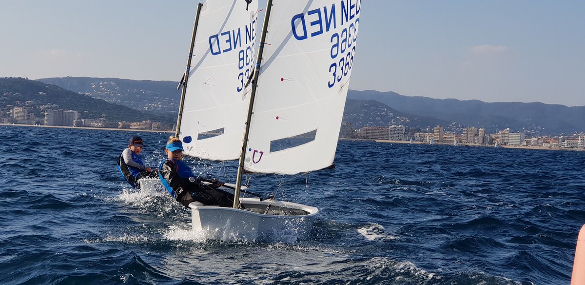 Vandaag was er op de Optimist Clinic Palamós van het  FamedCoach4SailingTeam een lekker windje en een mooi zonnetje. Prima trainingsweer voor de invités en teamleden!