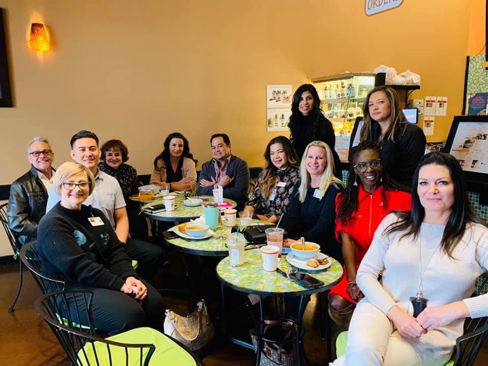 imagewords's tweet photo. Chopped salad. Great people. @RachelsKitchen_ #healthcare #prlife #extraolives https://t.co/gxiZwS5Djf